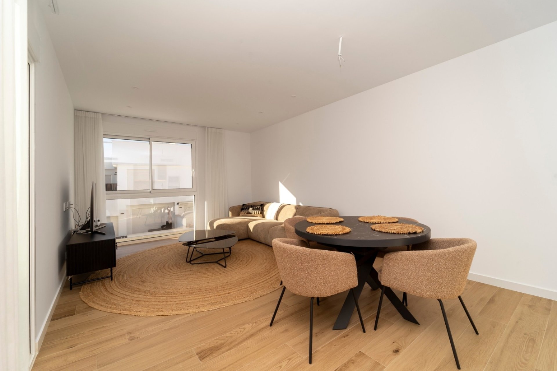 Spacious 3-bedroom apartment with a pool in the heart of Los Montesinos