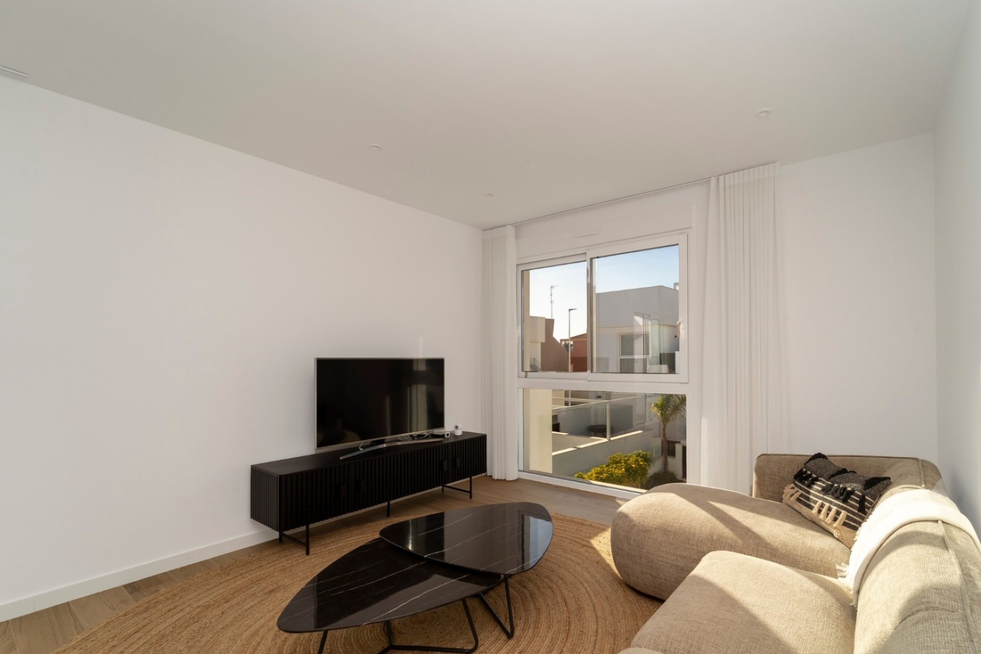 Spacious 3-bedroom apartment with a pool in the heart of Los Montesinos