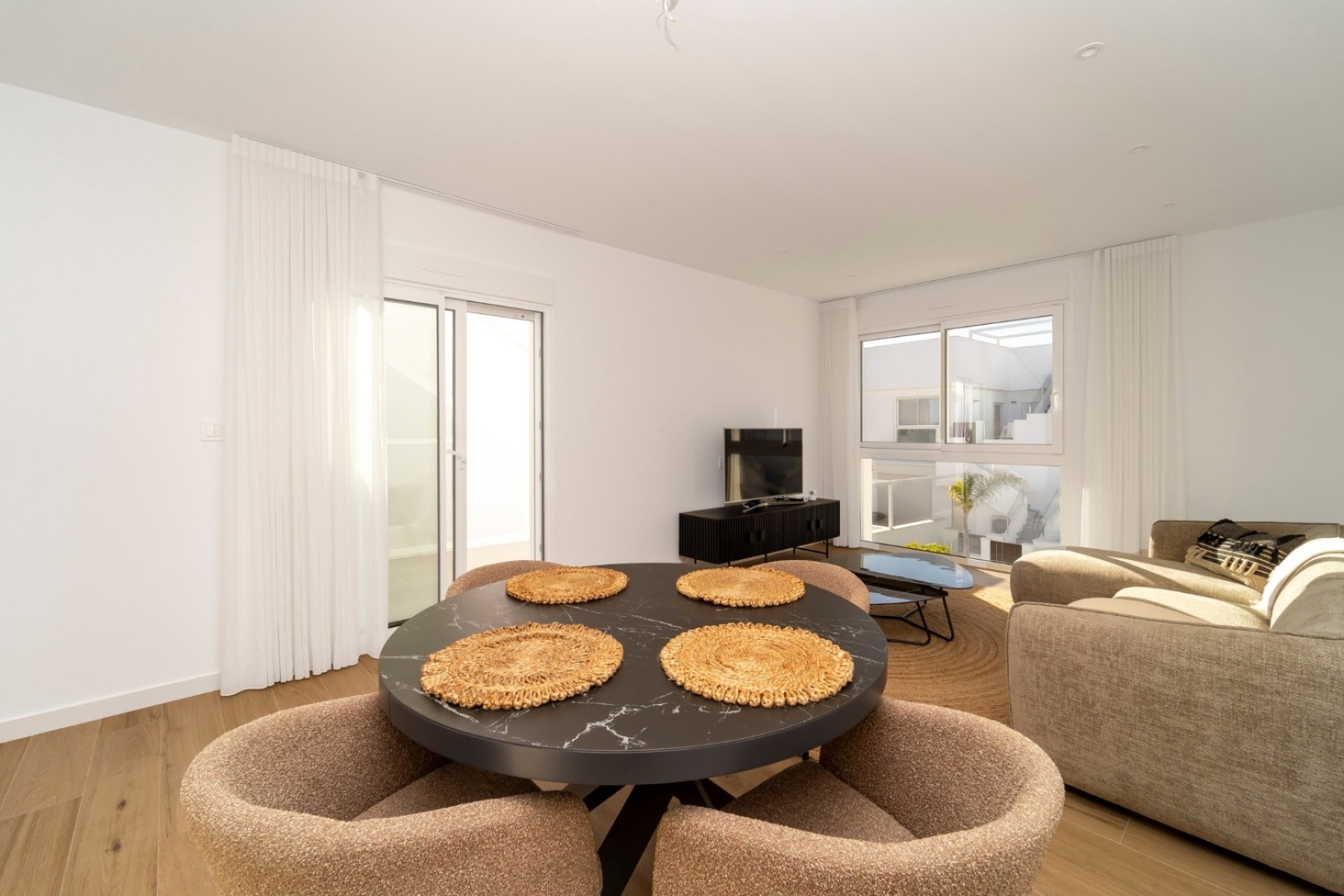 Spacious 3-bedroom apartment with a pool in the heart of Los Montesinos