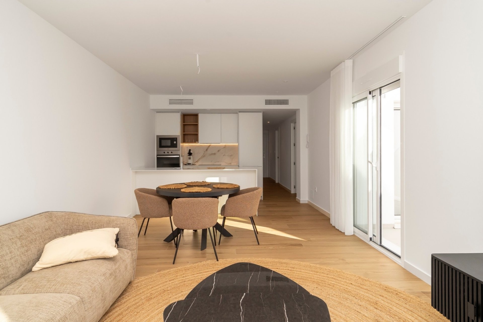 Spacious 3-bedroom apartment with a pool in the heart of Los Montesinos