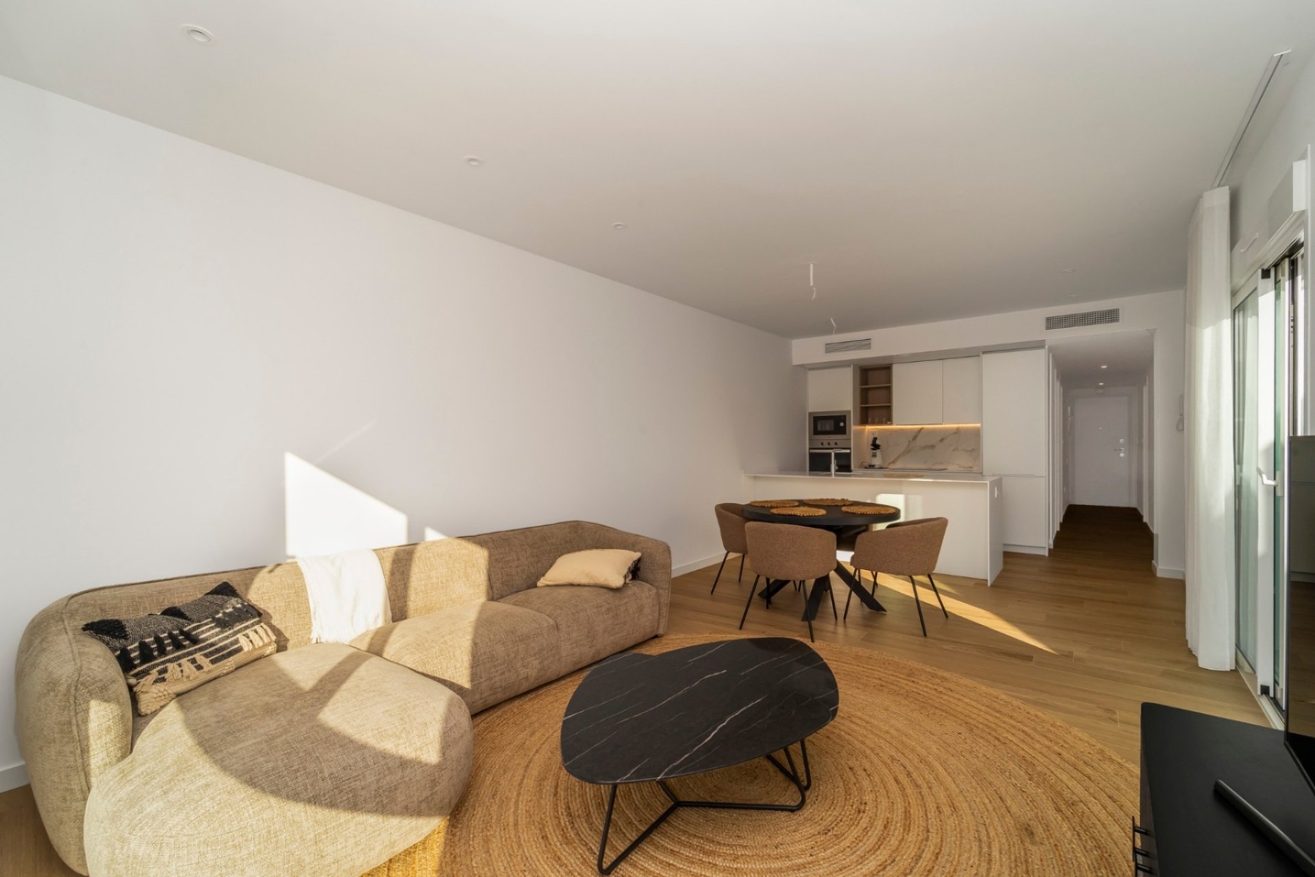 Spacious 3-bedroom apartment with a pool in the heart of Los Montesinos