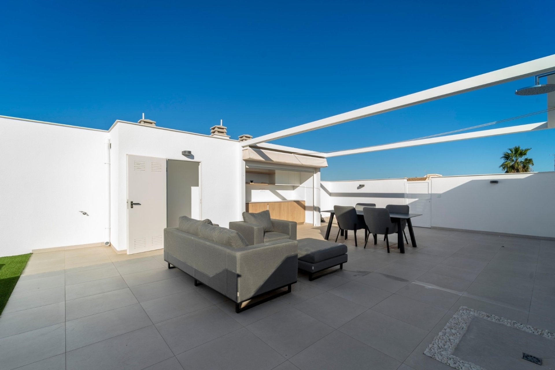 Spacious 3-bedroom apartment with a pool in the heart of Los Montesinos