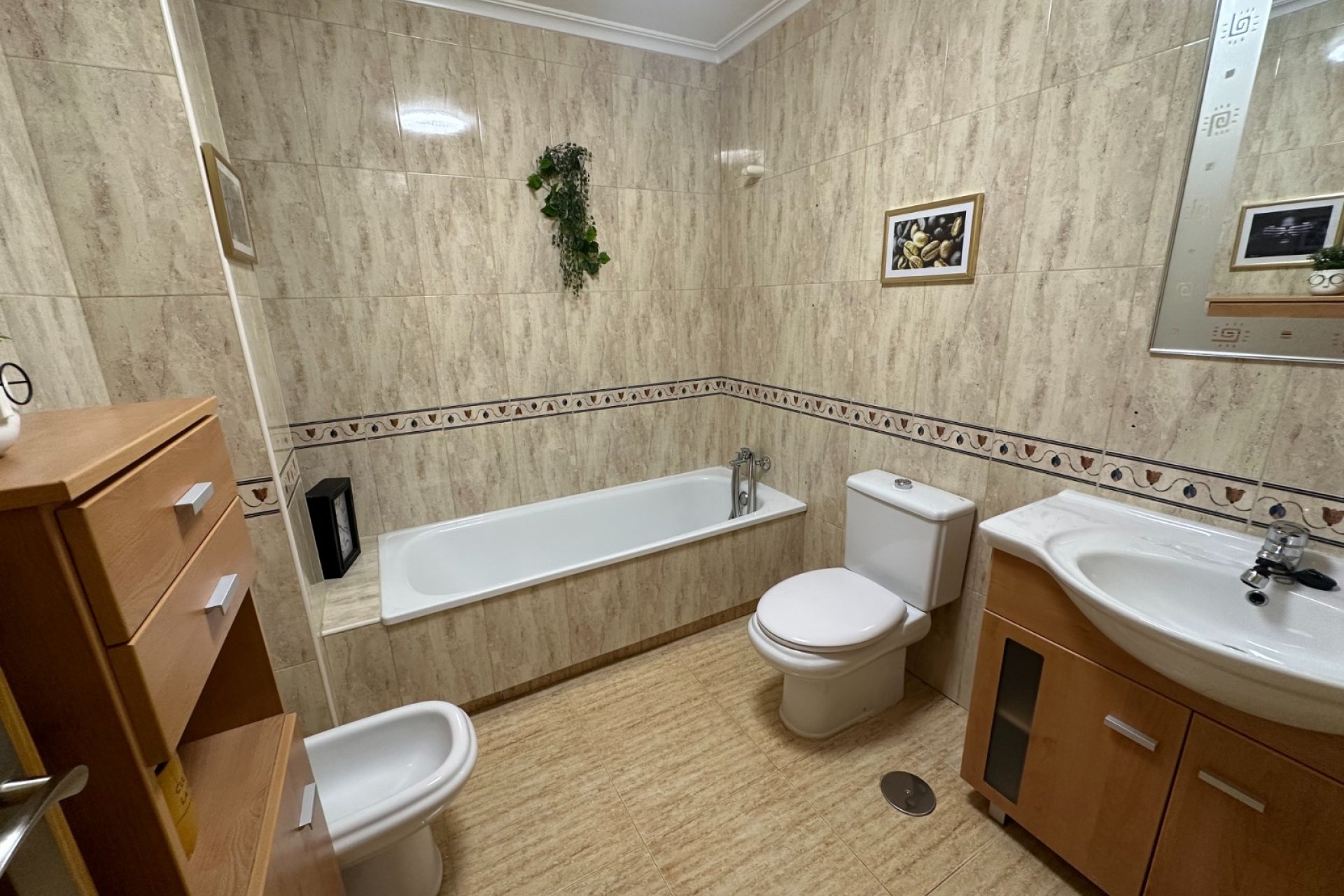 Spacious 3-bedroom townhouse in Bigastro with a garage and panoramic views