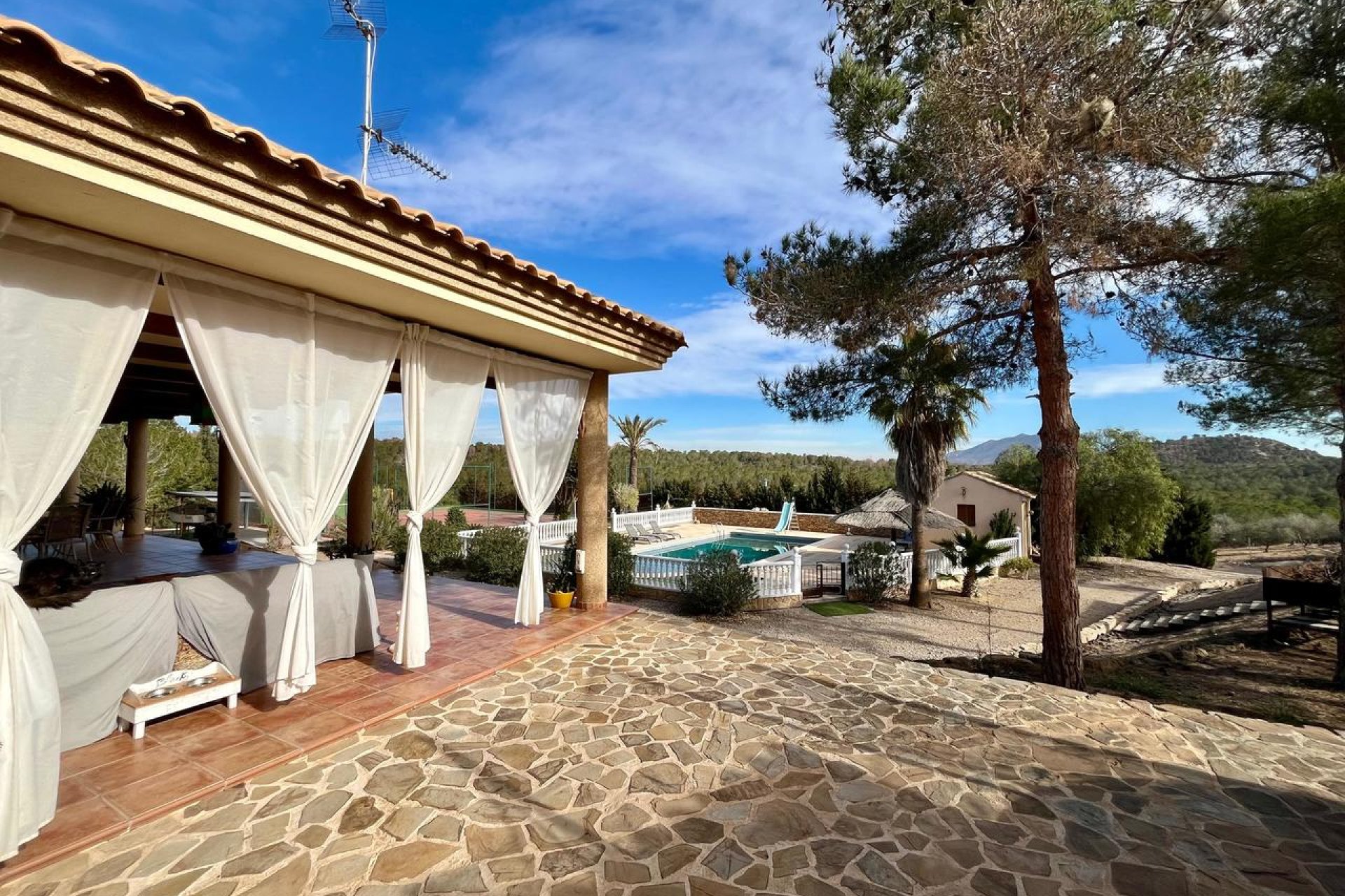 ﻿Spacious 4-bed finca with private pool and mountain views in El Esparragal