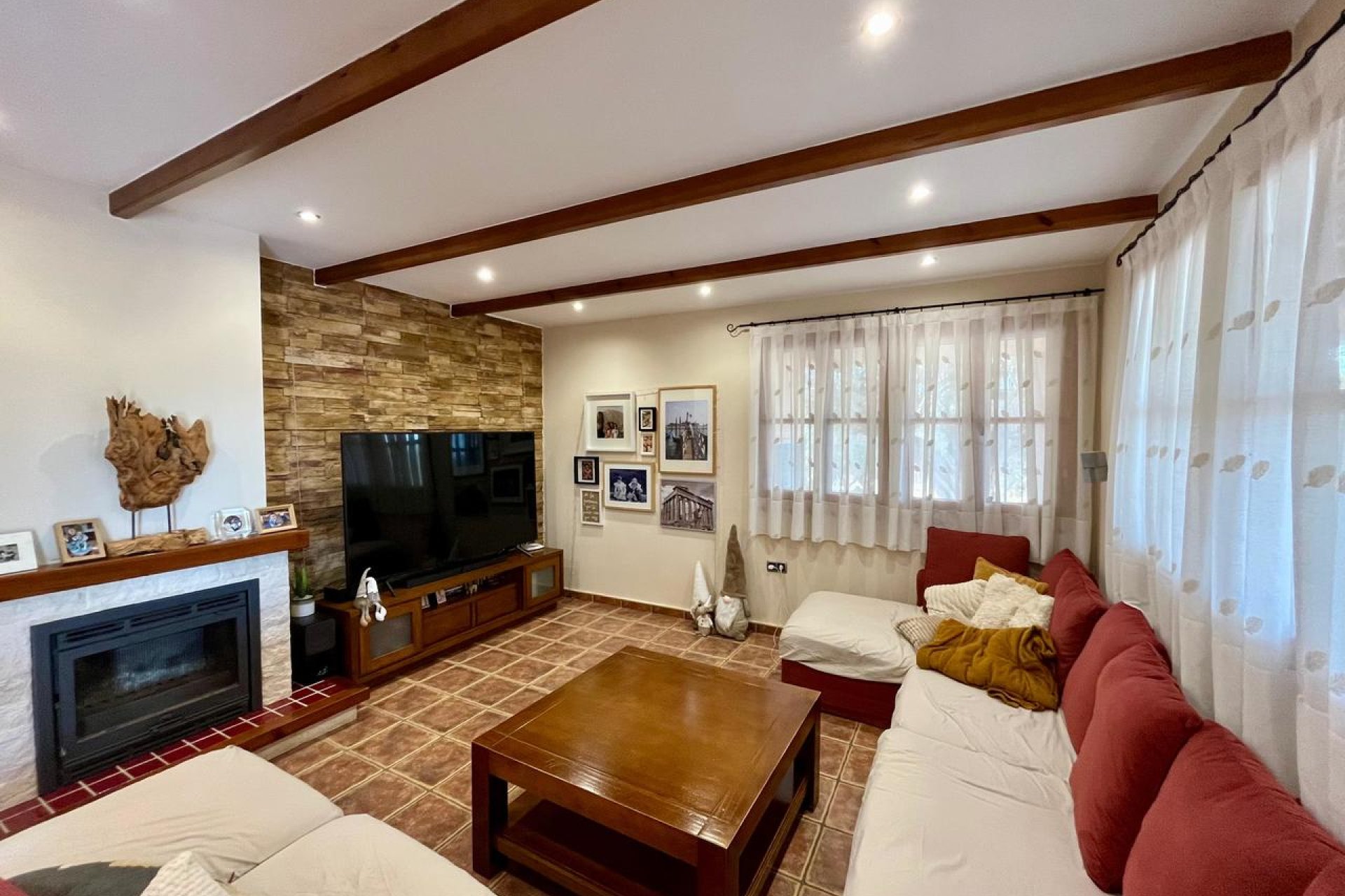 ﻿Spacious 4-bed finca with private pool and mountain views in El Esparragal