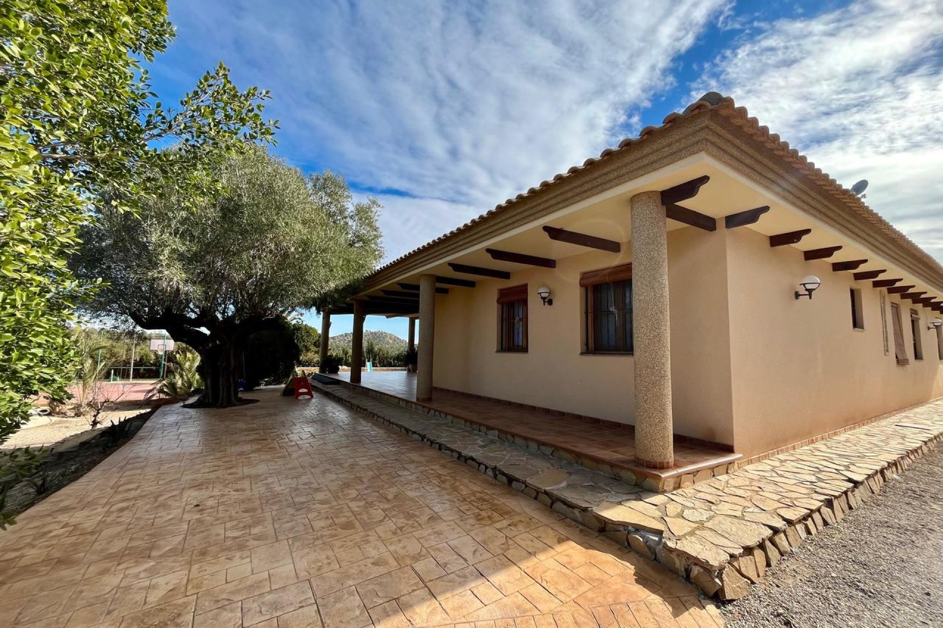 ﻿Spacious 4-bed finca with private pool and mountain views in El Esparragal