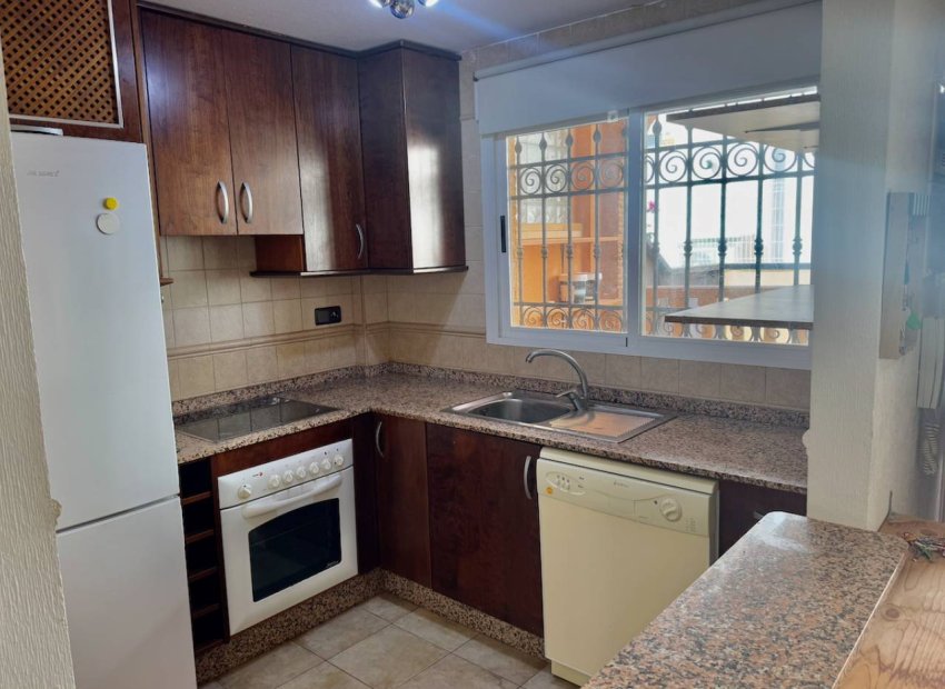 Spacious 4-bedroom townhouse, close to the center of Guardamar and the beach