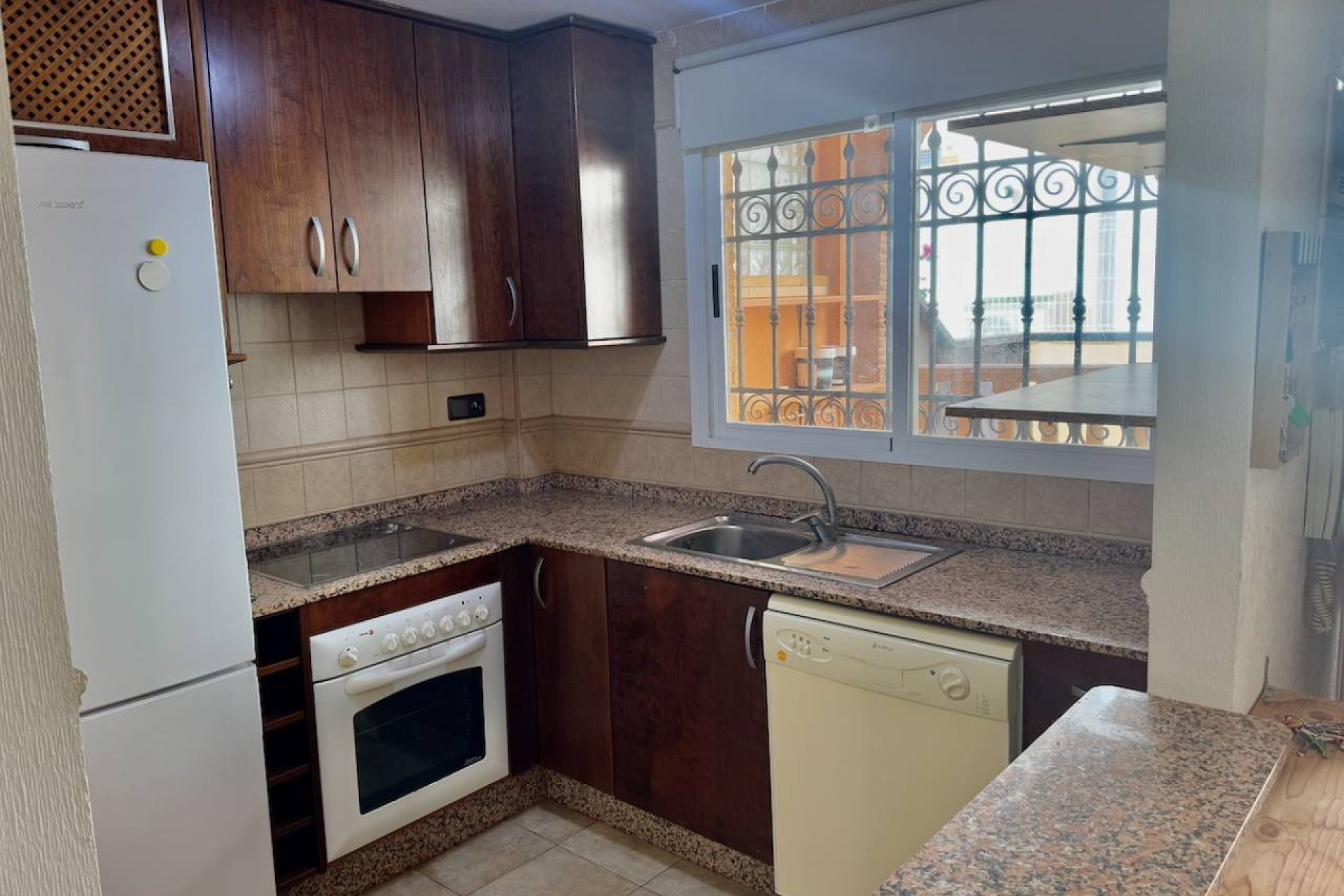 Spacious 4-bedroom townhouse, close to the center of Guardamar and the beach