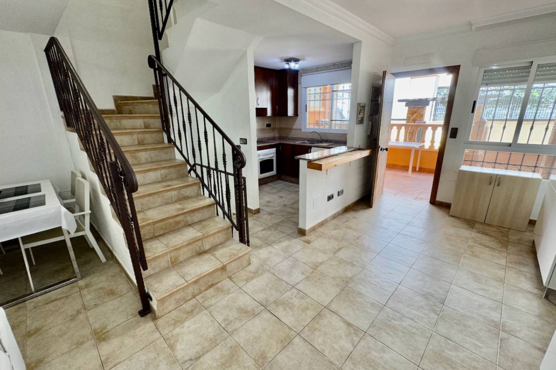 Spacious 4-bedroom townhouse, close to the center of Guardamar and the beach