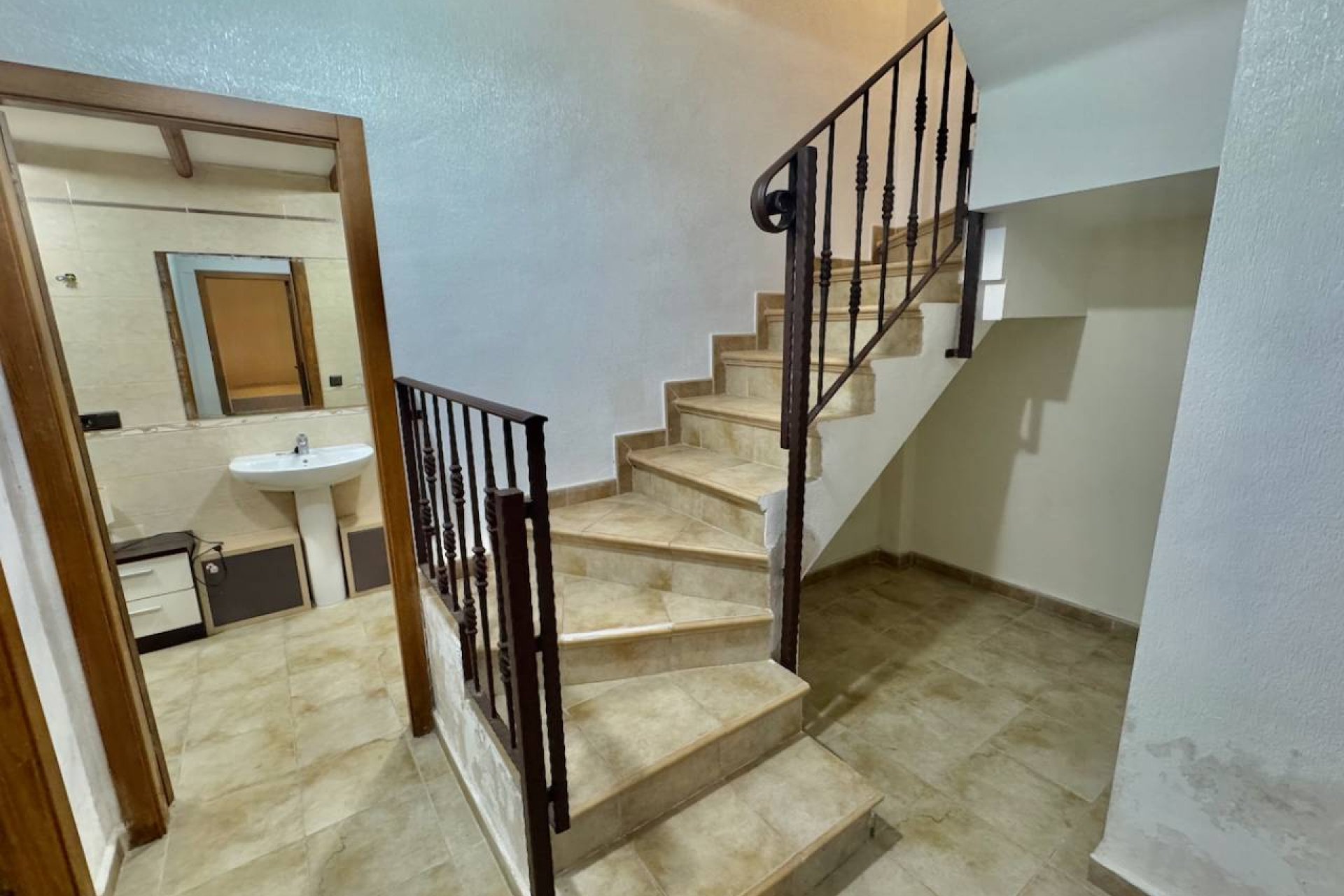 Spacious 4-bedroom townhouse, close to the center of Guardamar and the beach