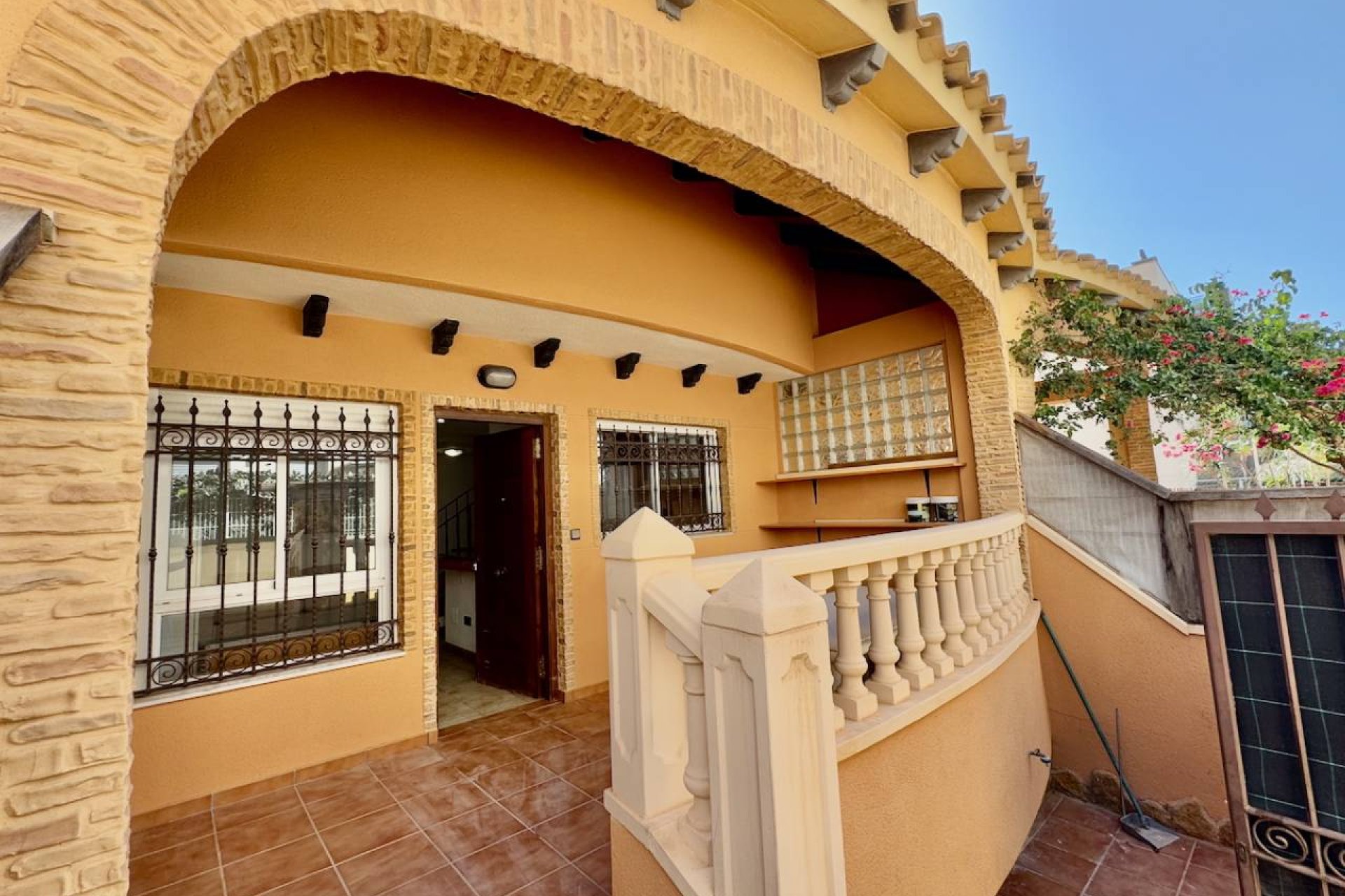 Spacious 4-bedroom townhouse, close to the center of Guardamar and the beach