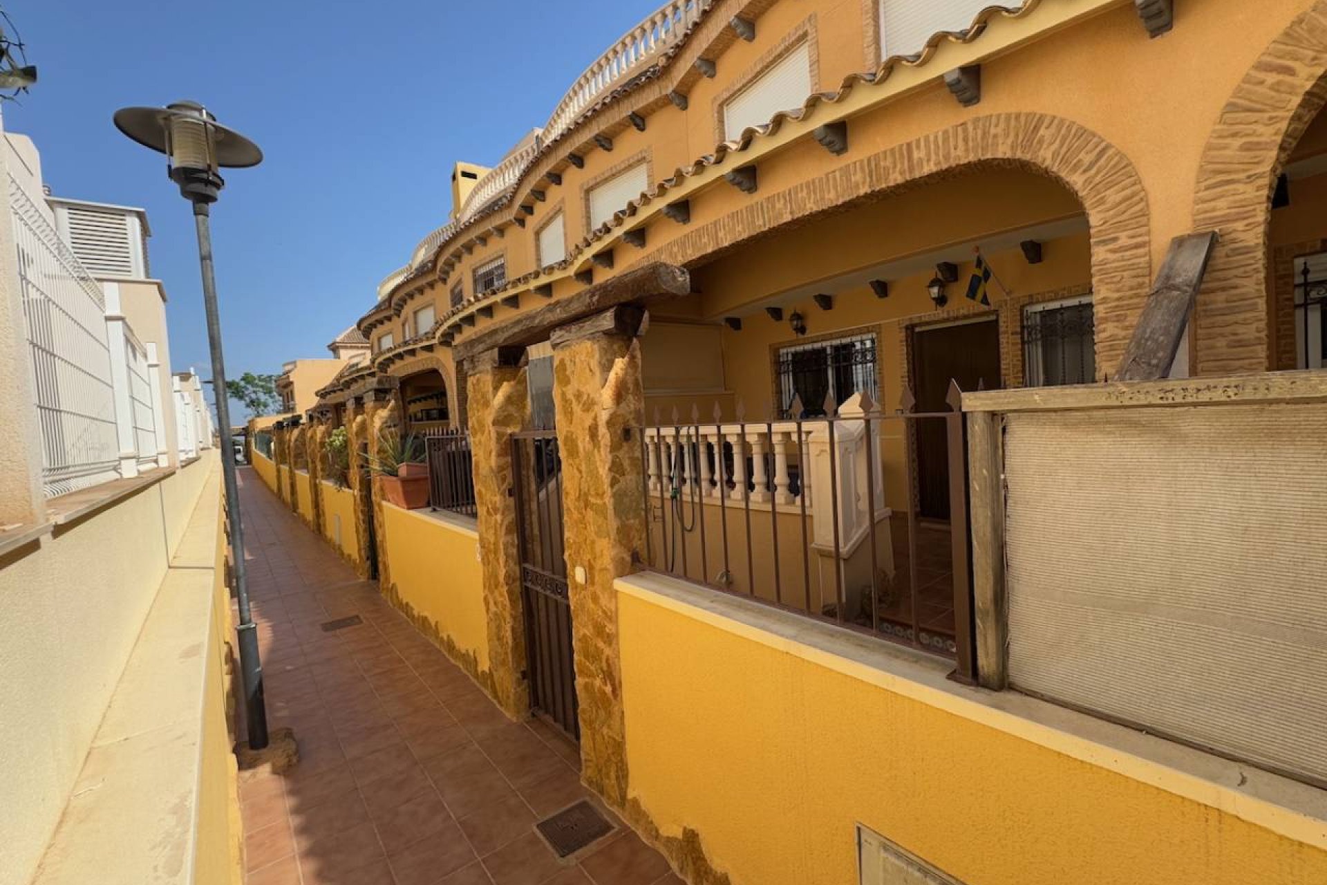 Spacious 4-bedroom townhouse, close to the center of Guardamar and the beach