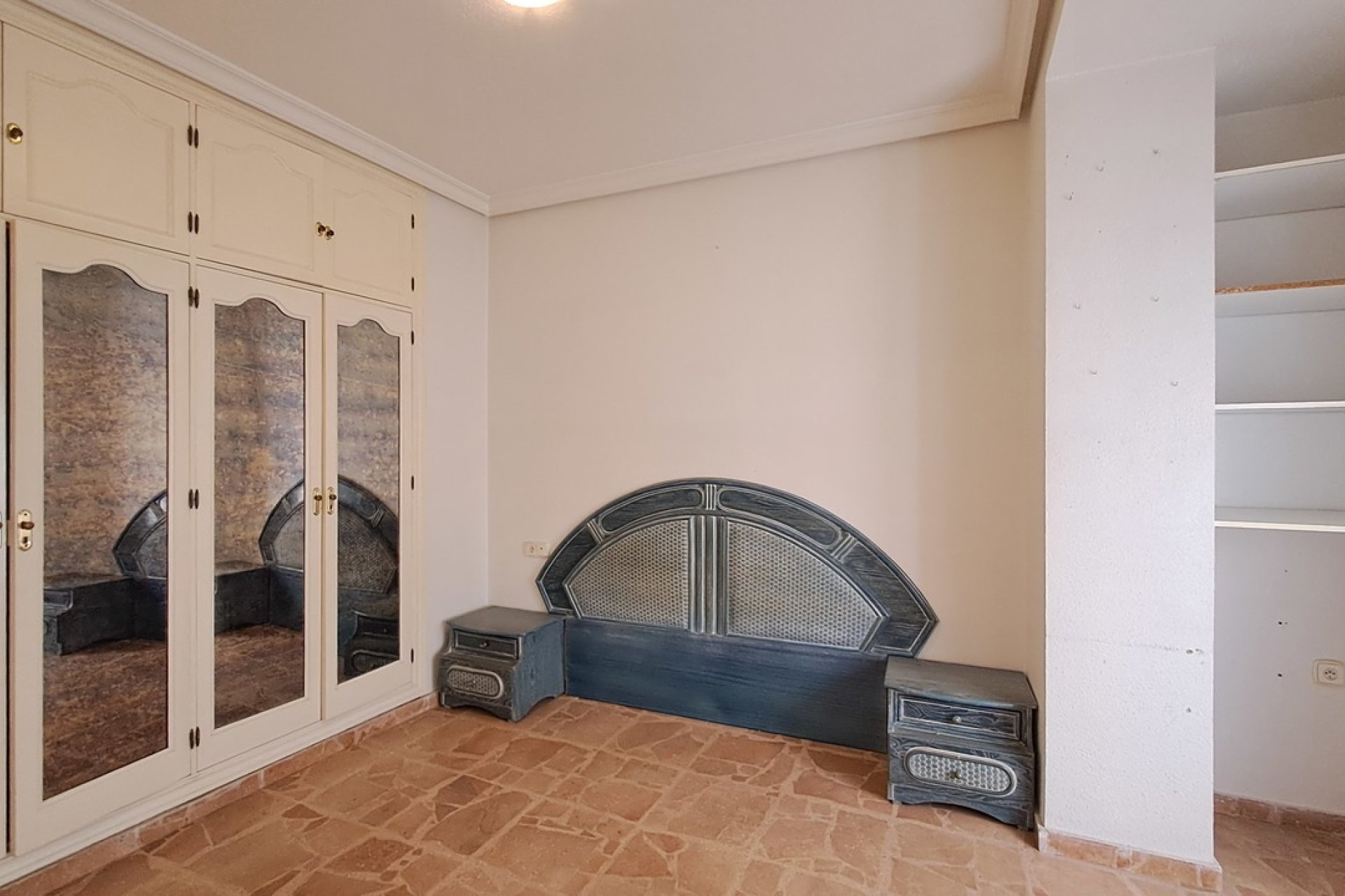 Spacious 5-bedroom flat in the centre of Torrevieja, near the beach