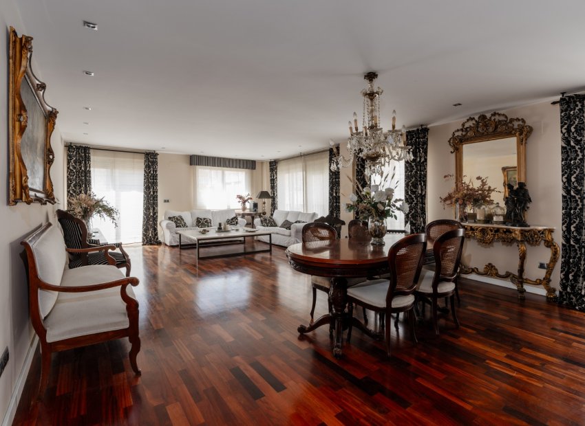 Spacious apartment in Alicante with 5 rooms and luxury amenities