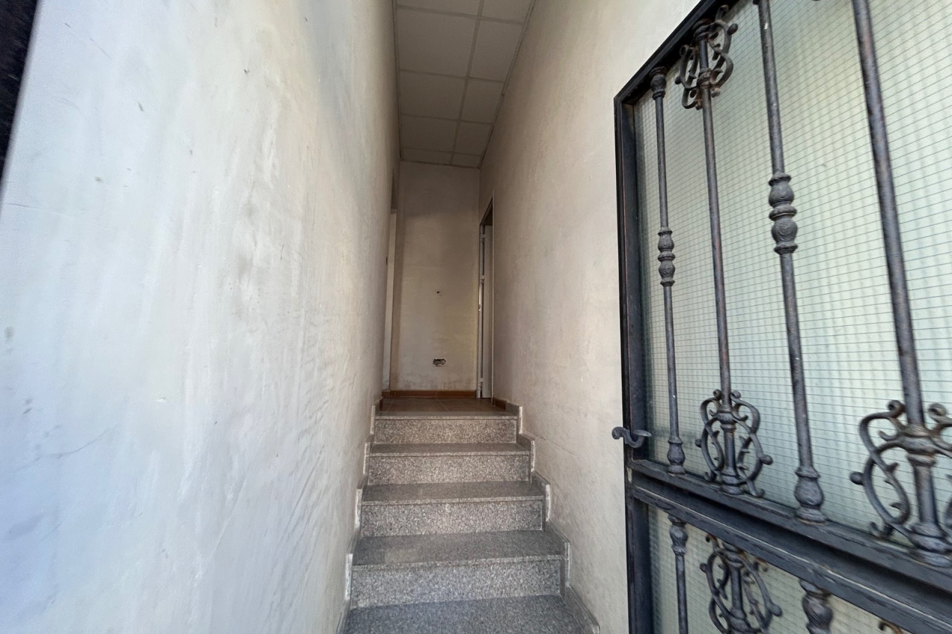 Spacious commercial property for sale in Jacarilla, prime location and investment opportunity