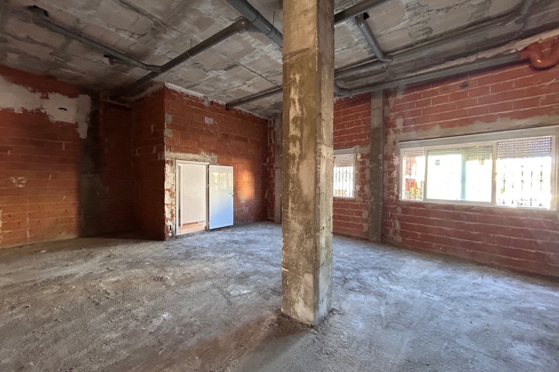 Spacious commercial property for sale in Jacarilla, prime location and investment opportunity