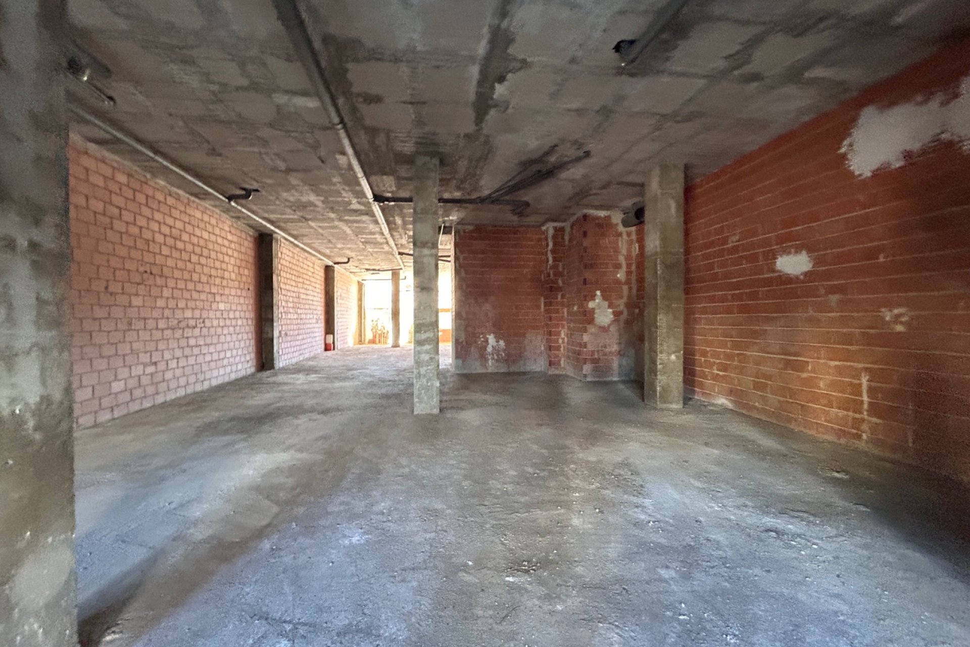 Spacious commercial property for sale in Jacarilla, prime location and investment opportunity