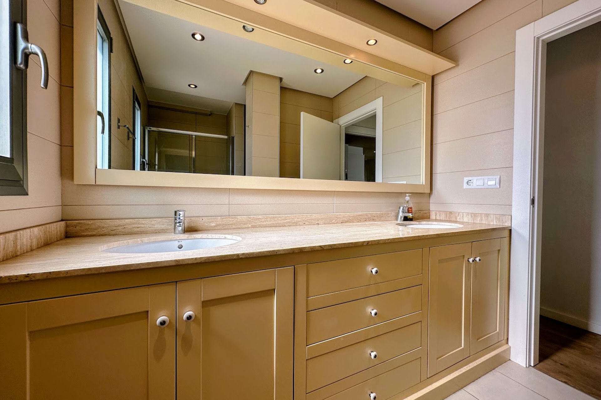 Spacious, modern apartment with ocean views and luxury amenities in Orihuela Costa