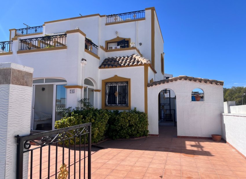 Spacious quad house with a garden, sunroom, and pool near Vistabella Golf, Orihuela