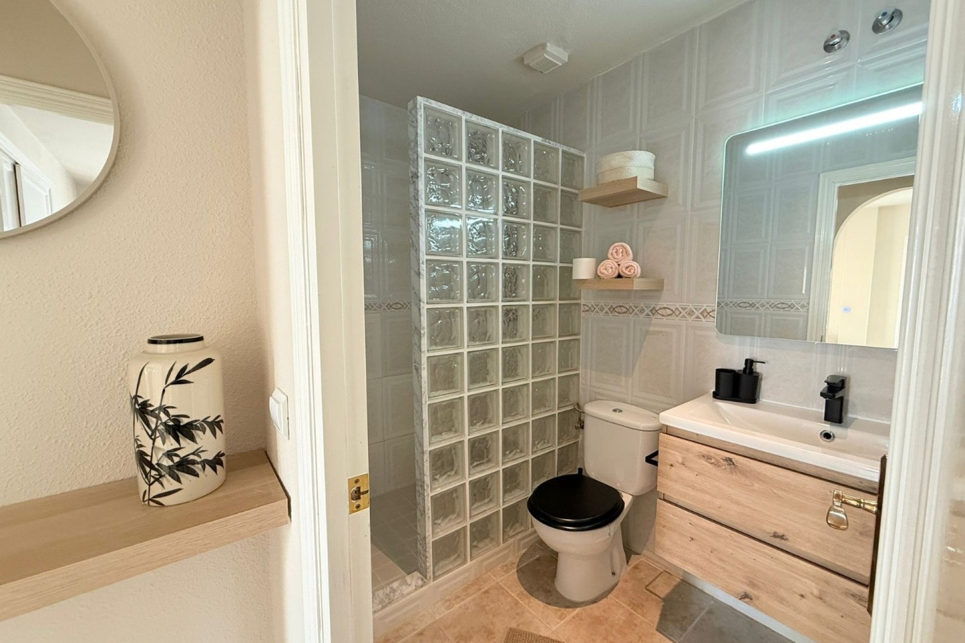 Spacious renovated 'maite' house with 4 bedrooms and communal pool in Benijofar