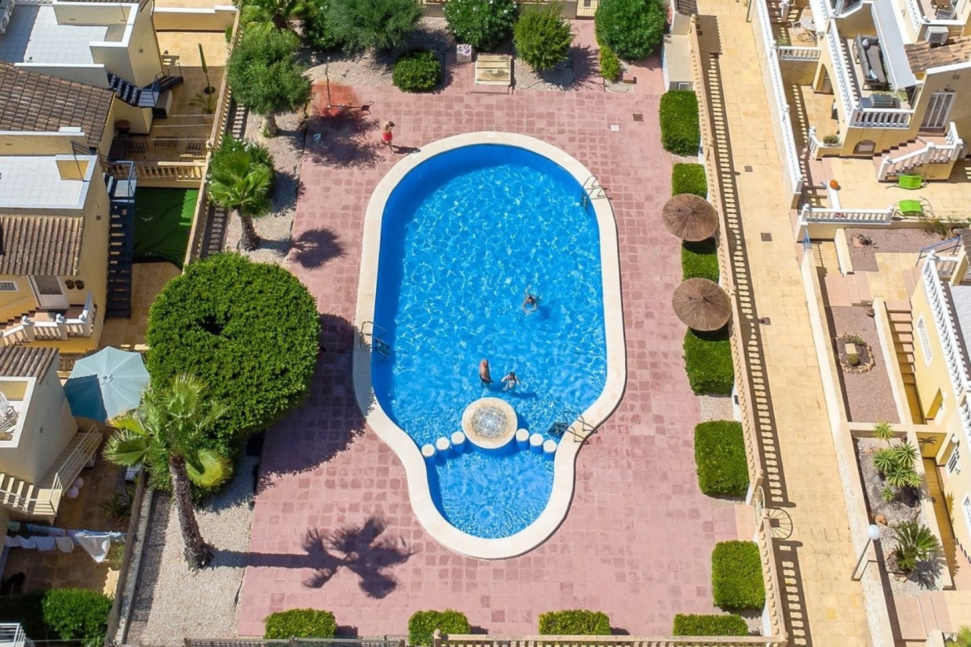 Spacious renovated 'maite' house with 4 bedrooms and communal pool in Benijofar