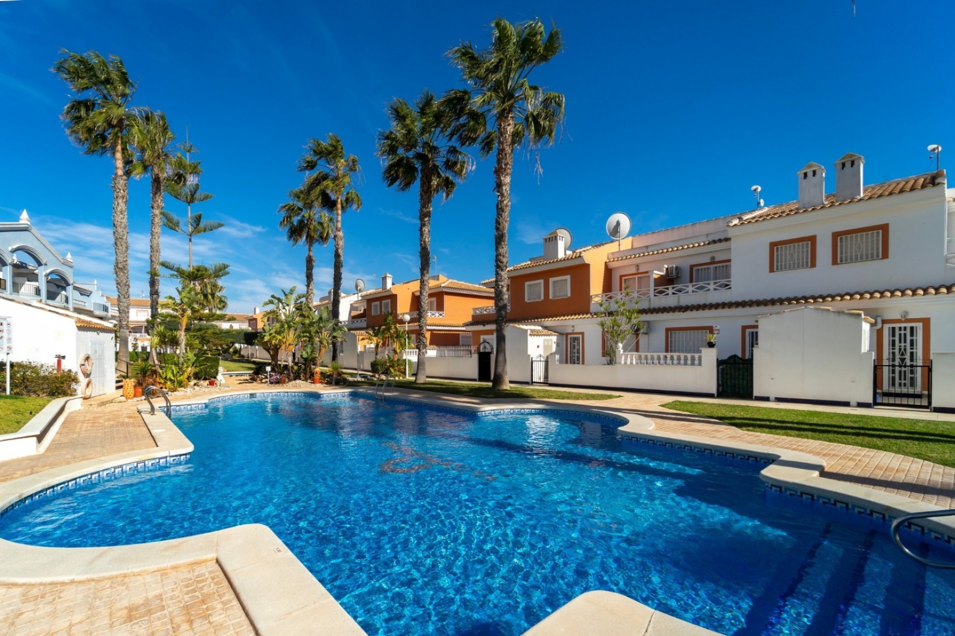 Spacious, south-facing 3-bedroom townhouse with a pool in Ciudad Quesada