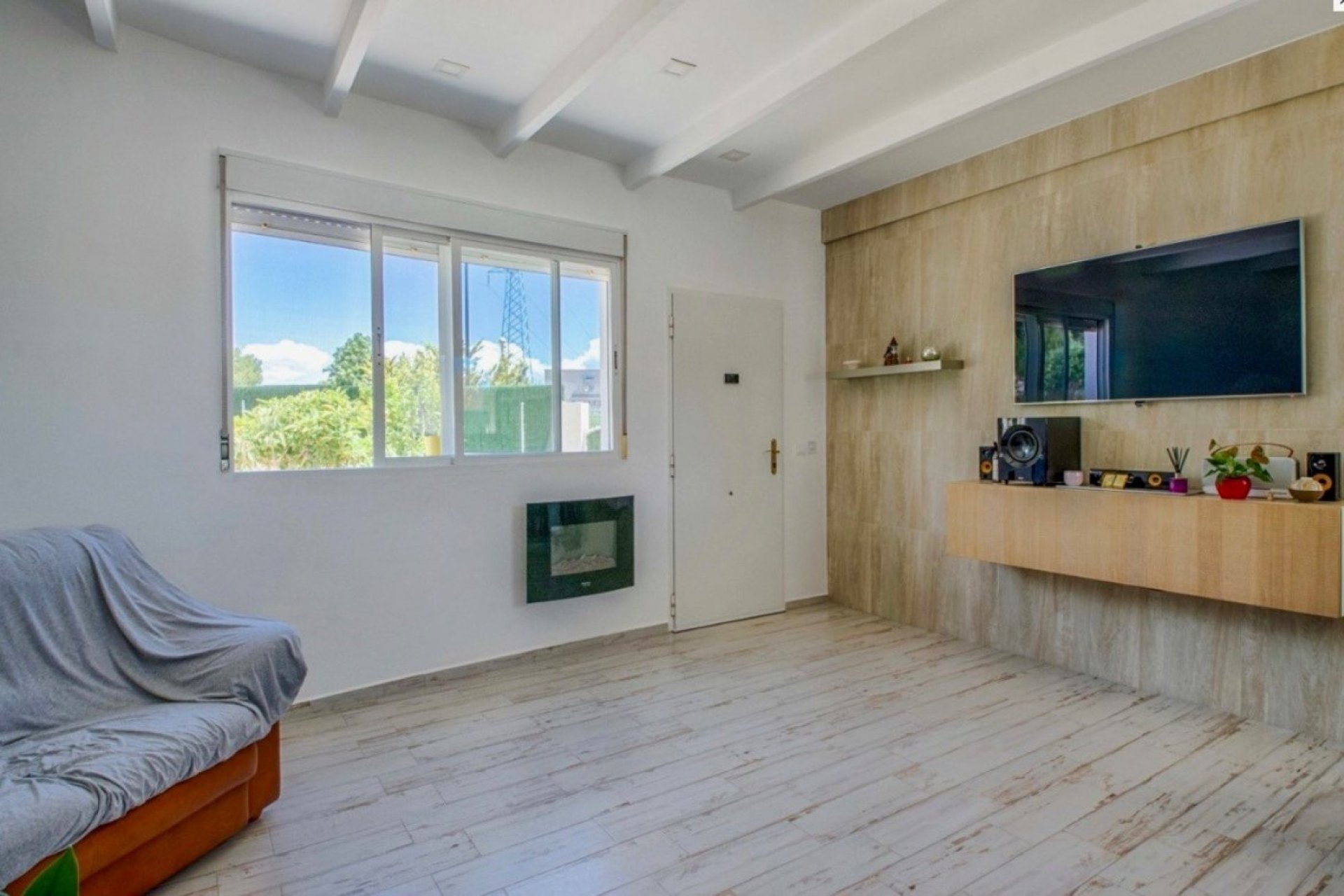 Spacious villa with 4 bedrooms, garden, and terrace in La Nucía near the beach