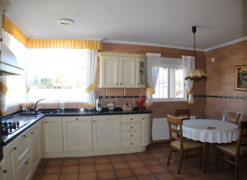 Spectaculaire villa met gastenappartementen en privézwembad in Alfaz del Pi