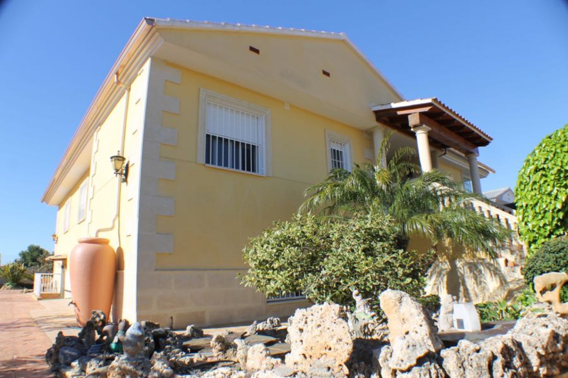 Spectaculaire villa met gastenappartementen en privézwembad in Alfaz del Pi