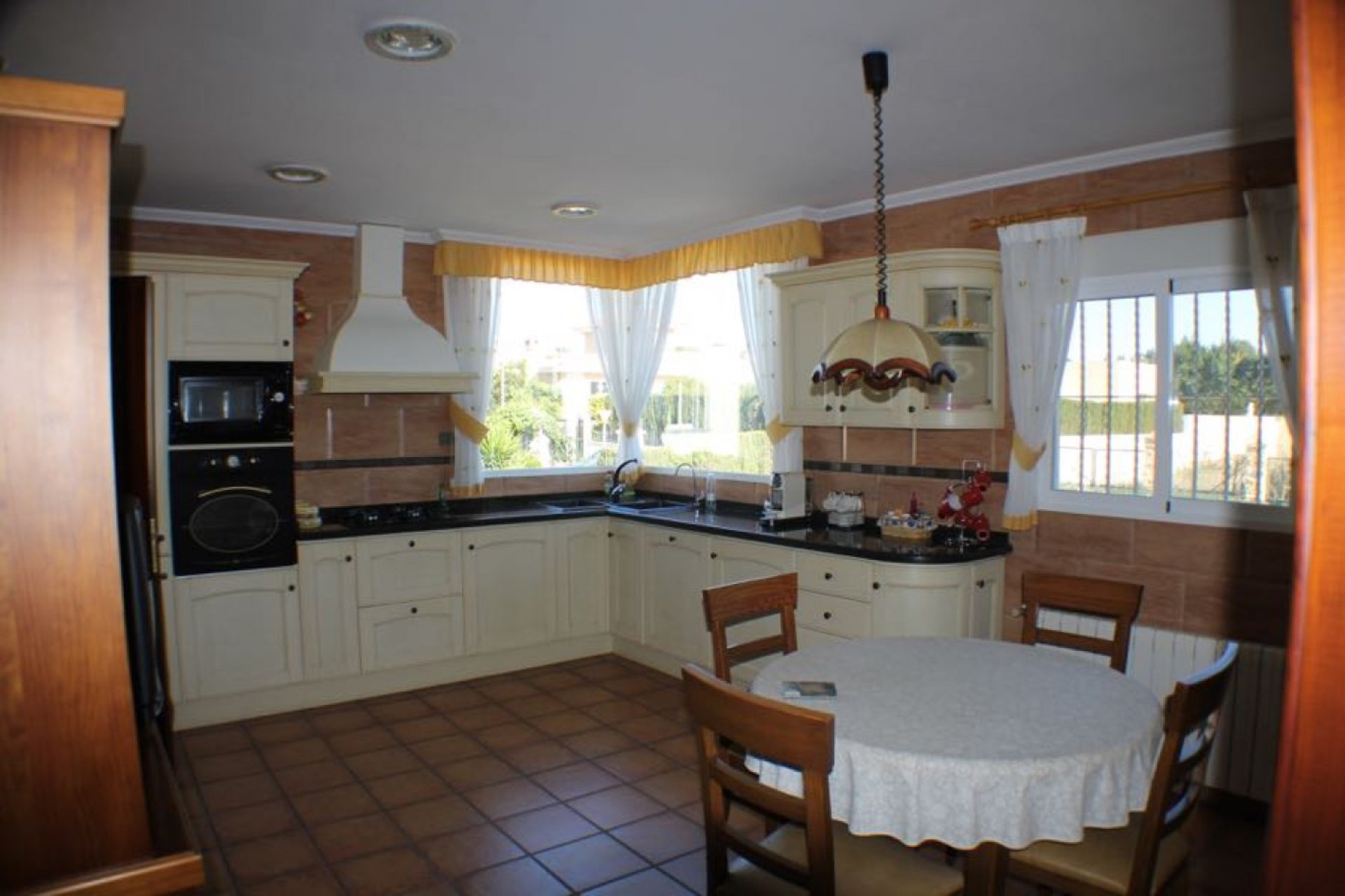 Spectacular villa with guest apartments and private pool in Alfaz del Pi