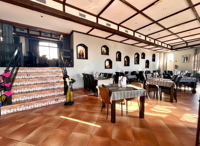 Te koop: Succesvol restaurant in El Raso, Guardamar – 320m², compleet ingericht