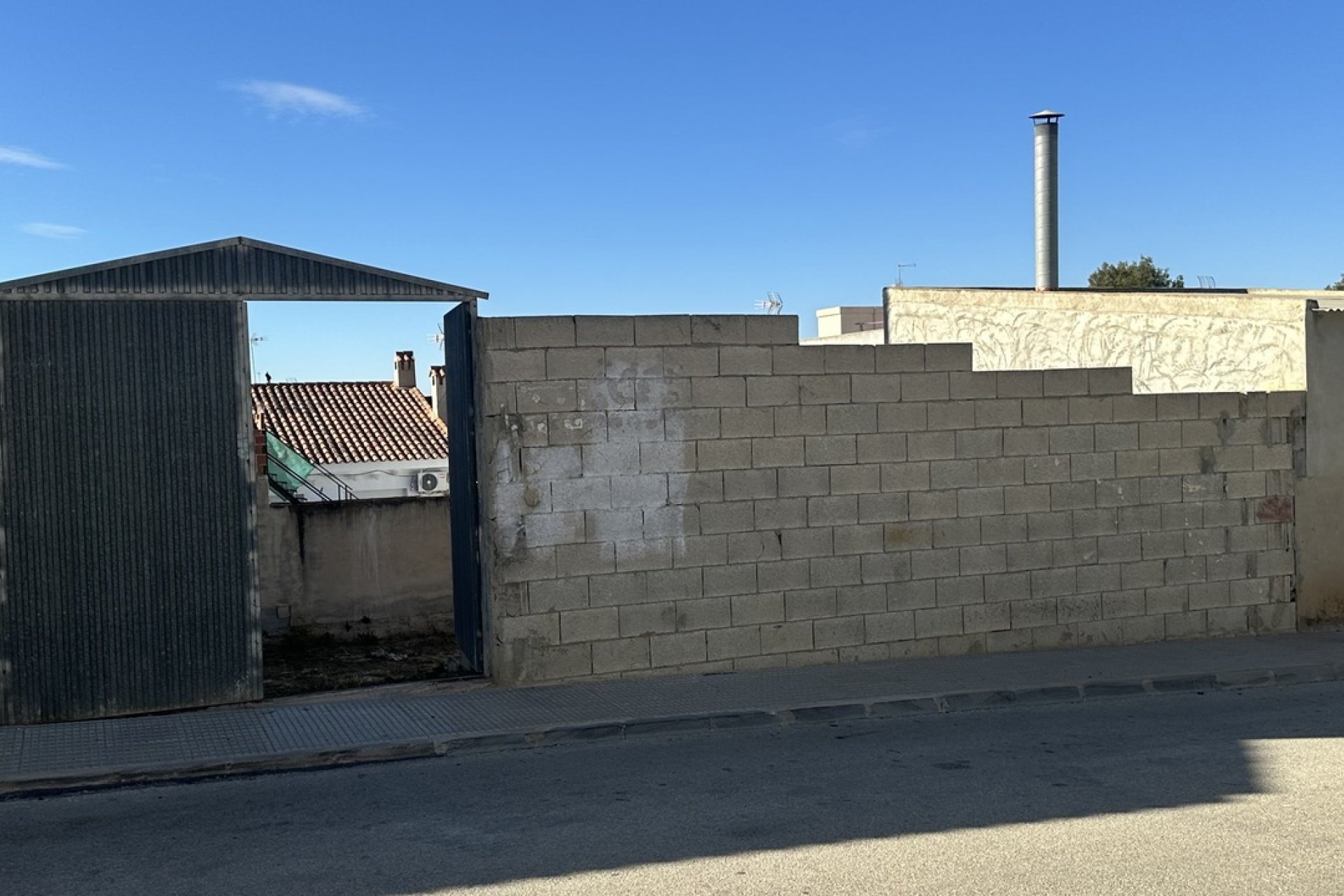 Terreno edificable de 200 m² con licencia de obras en Benijofar, cerca del centro
