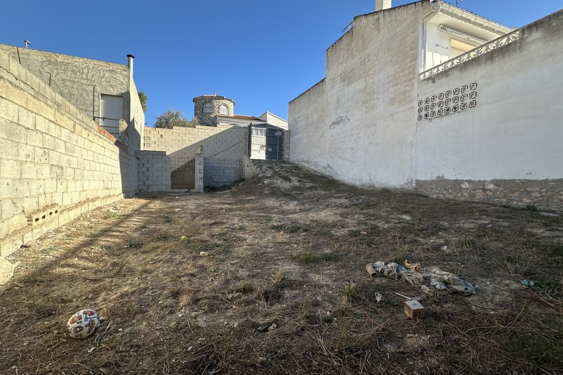 Terreno edificable de 200 m² con licencia de obras en Benijofar, cerca del centro