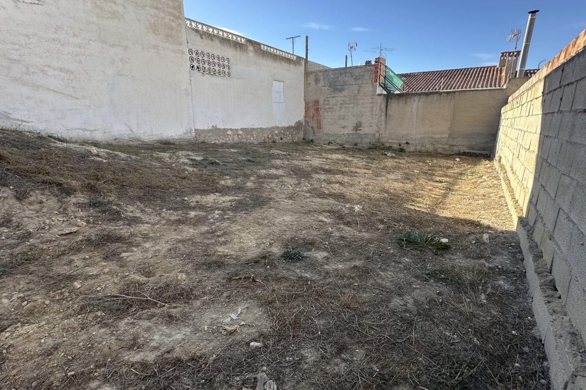 Terreno edificable de 200 m² con licencia de obras en Benijofar, cerca del centro