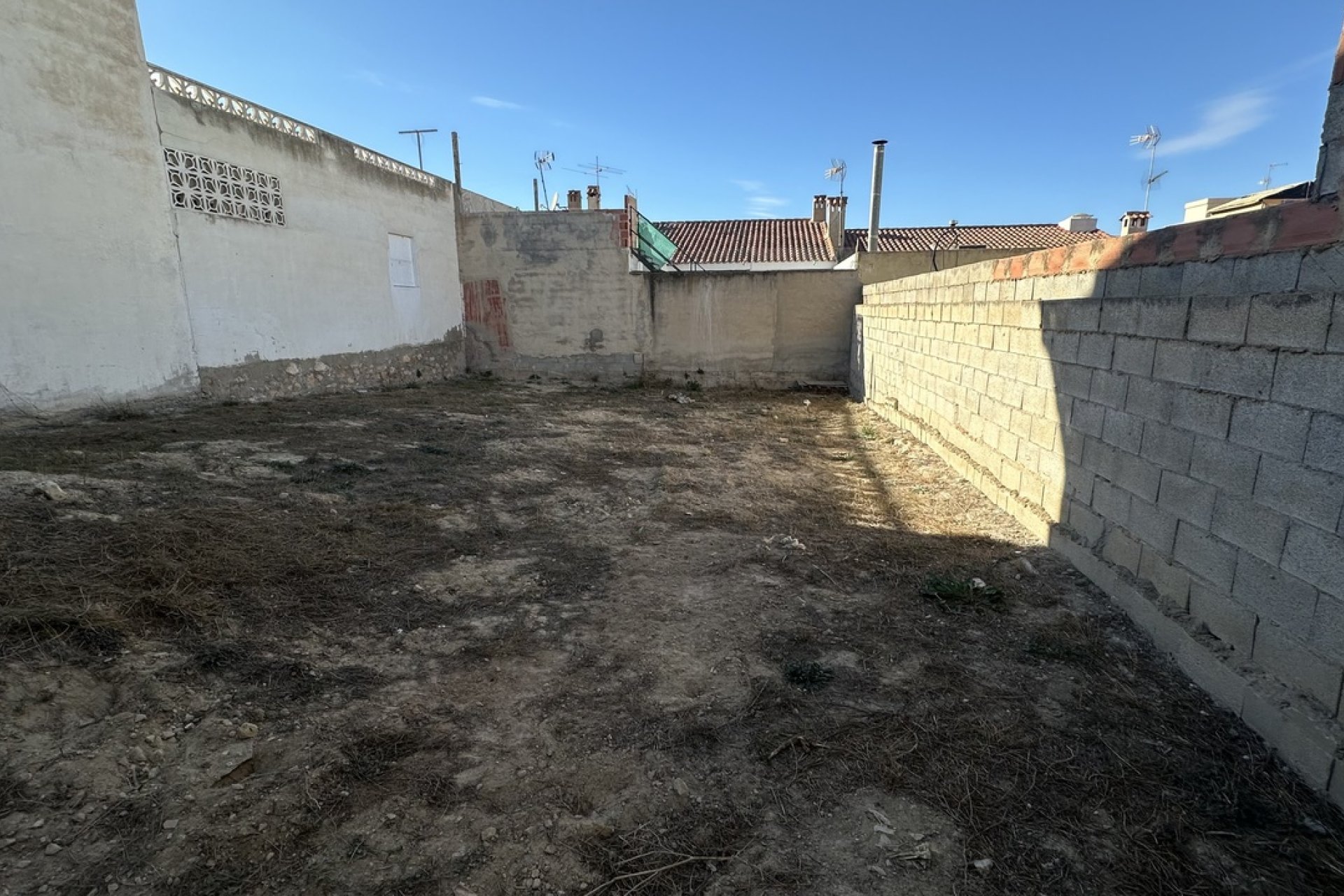 Terreno edificable de 200 m² con licencia de obras en Benijofar, cerca del centro