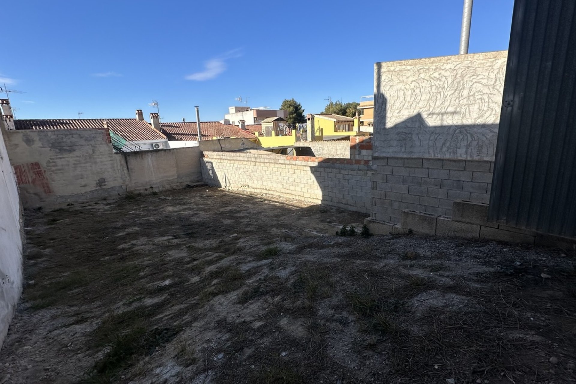 Terreno edificable de 200 m² con licencia de obras en Benijofar, cerca del centro