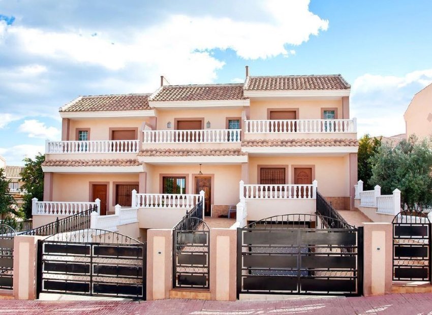 Townhouse Torrevieja met zwembad en garage nabij strand