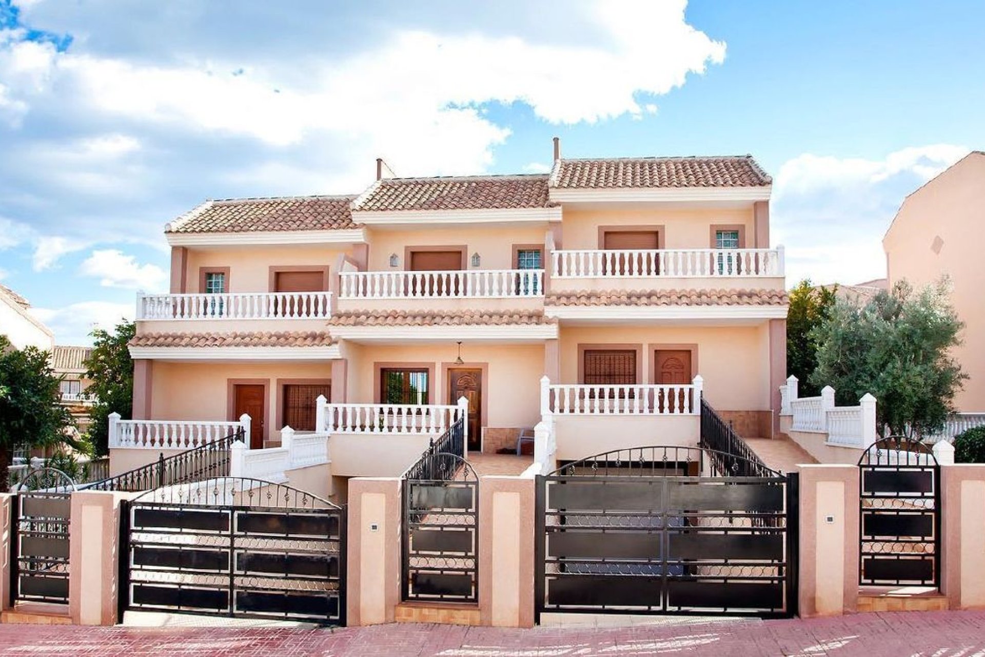 Townhouse Torrevieja met zwembad en garage nabij strand