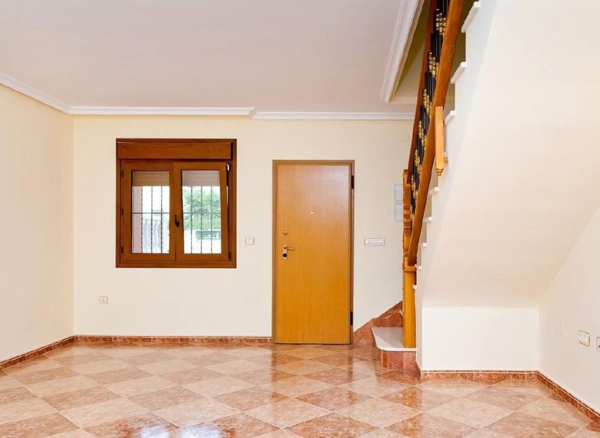 Townhouse Torrevieja met zwembad en garage nabij strand