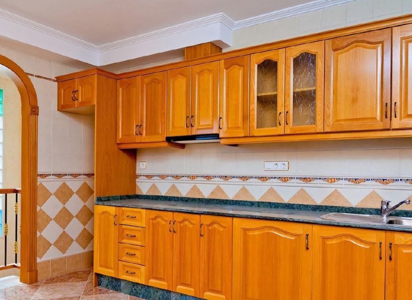 Townhouse Torrevieja met zwembad en garage nabij strand