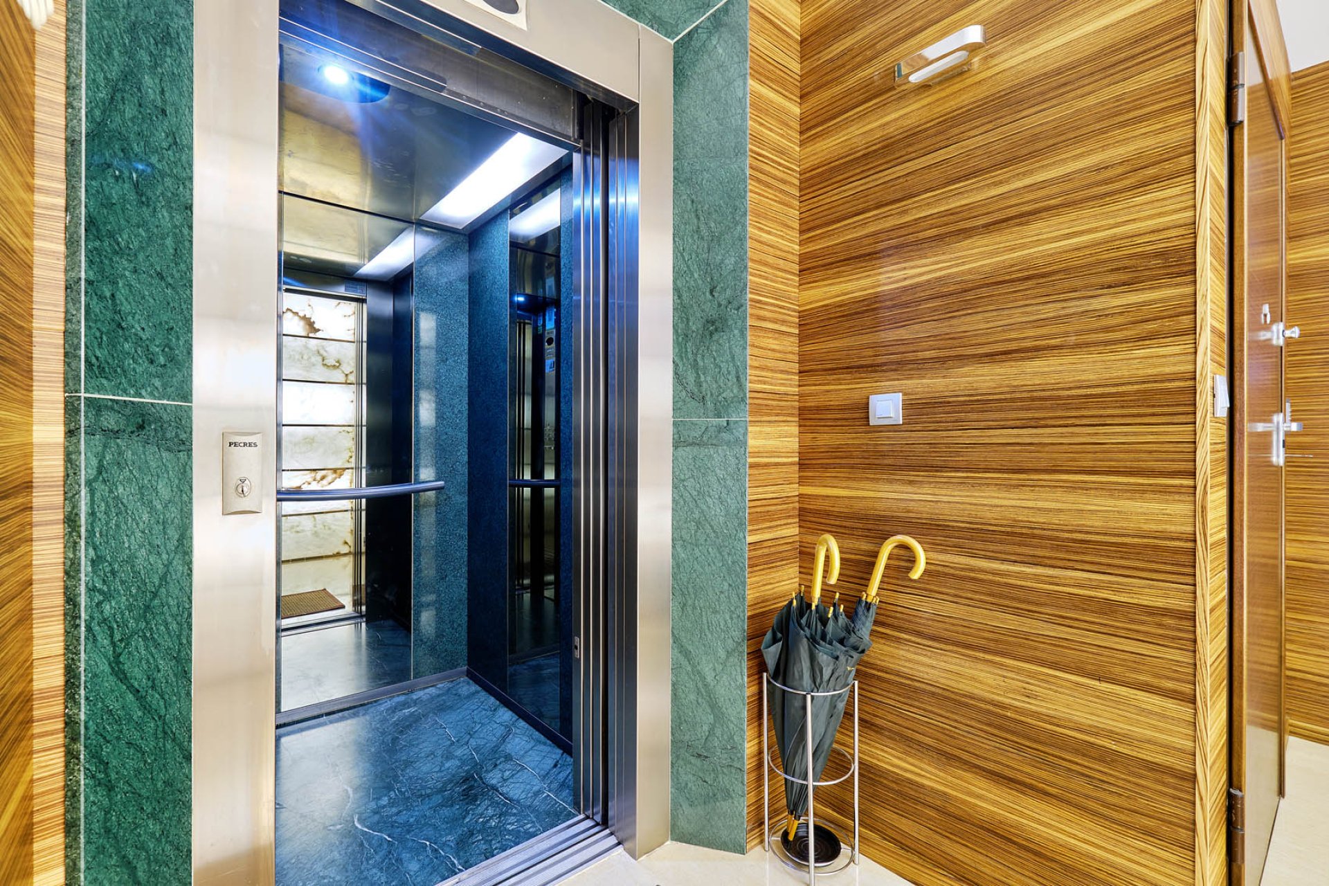 Uniek 4-slaapkamer appartement met zeezicht, dakterras en lift in Torrevieja