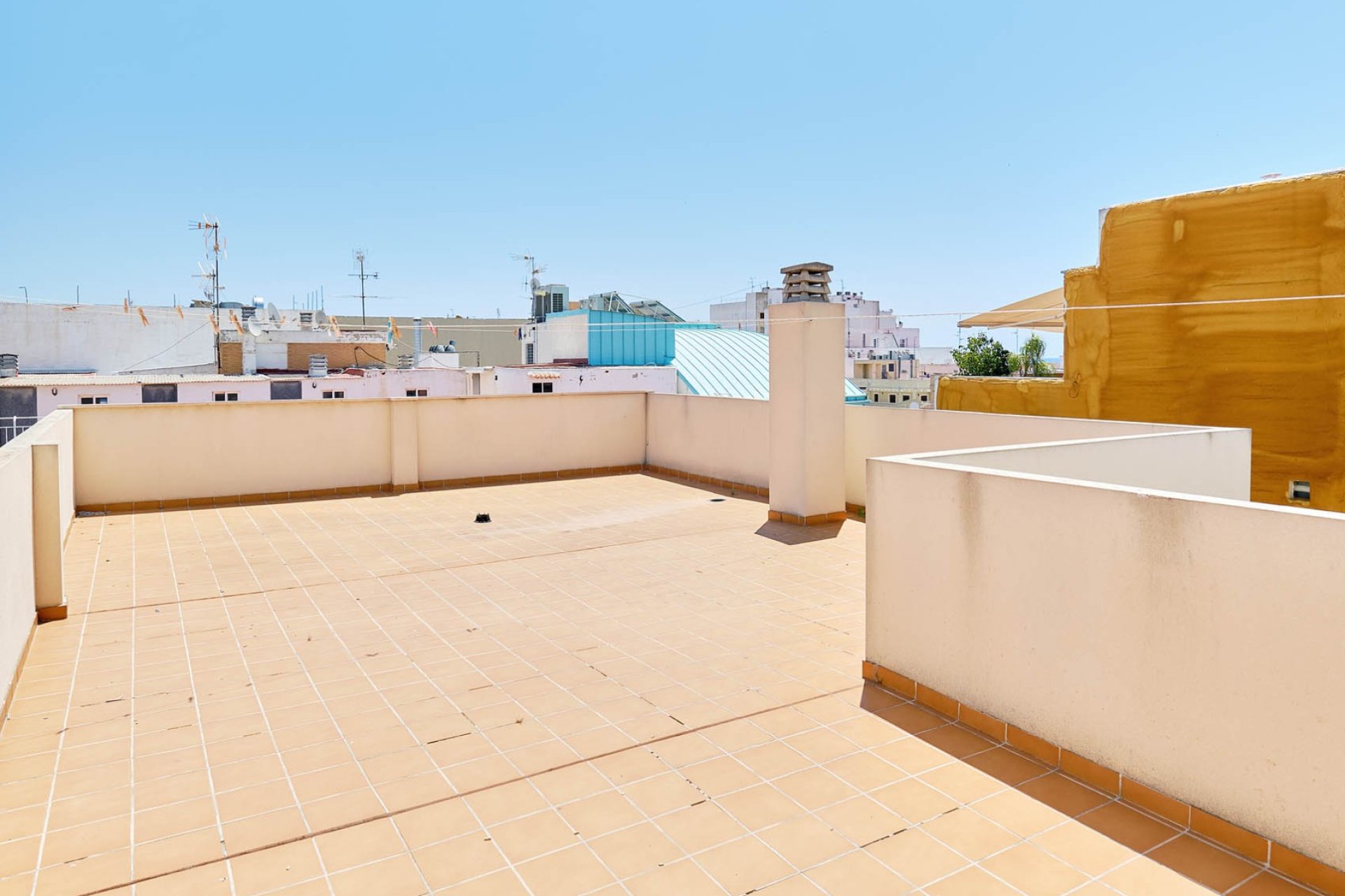 Uniek 4-slaapkamer appartement met zeezicht, dakterras en lift in Torrevieja