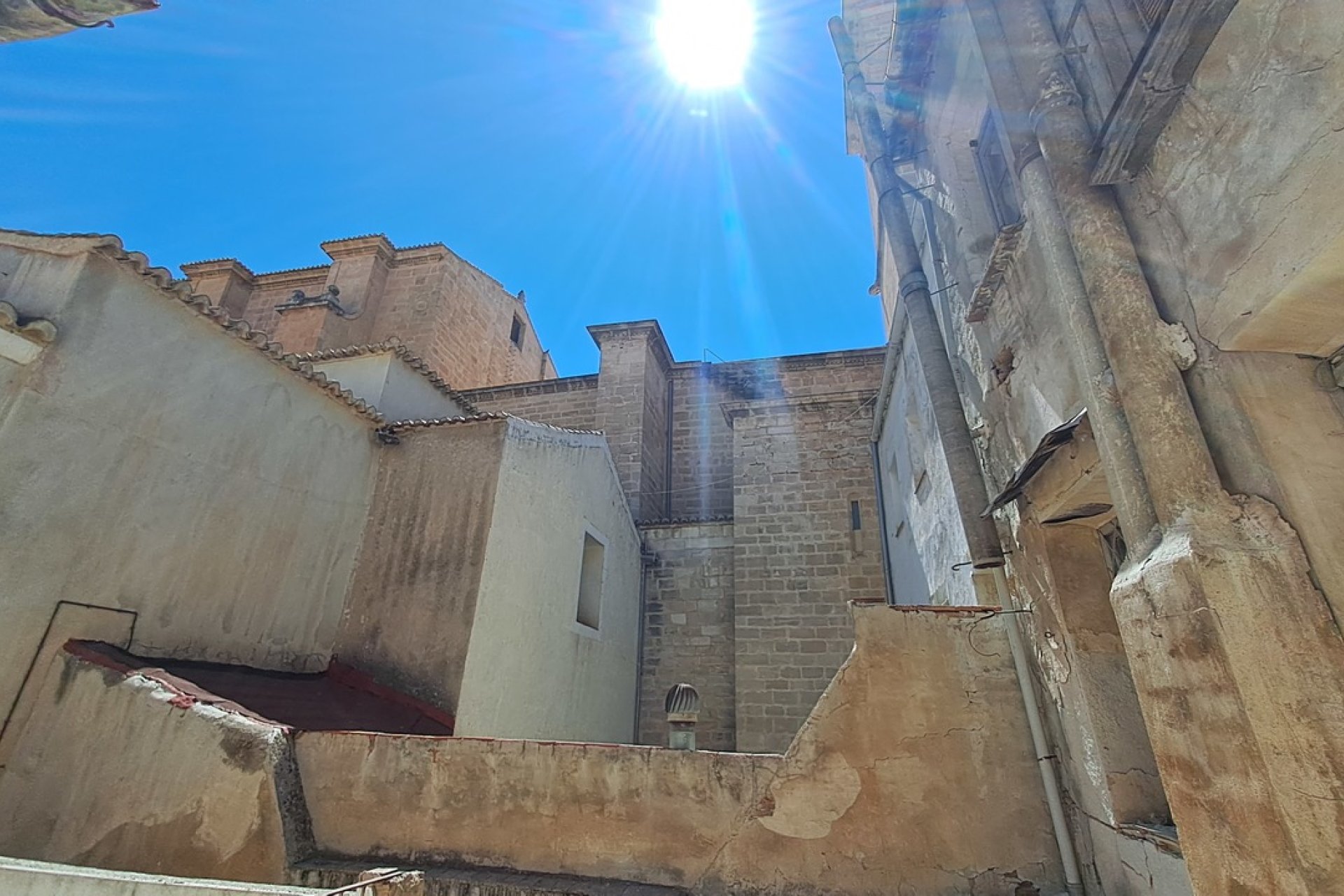 Uniek historisch pand in Orihuela met investeringspotentieel en bergzicht