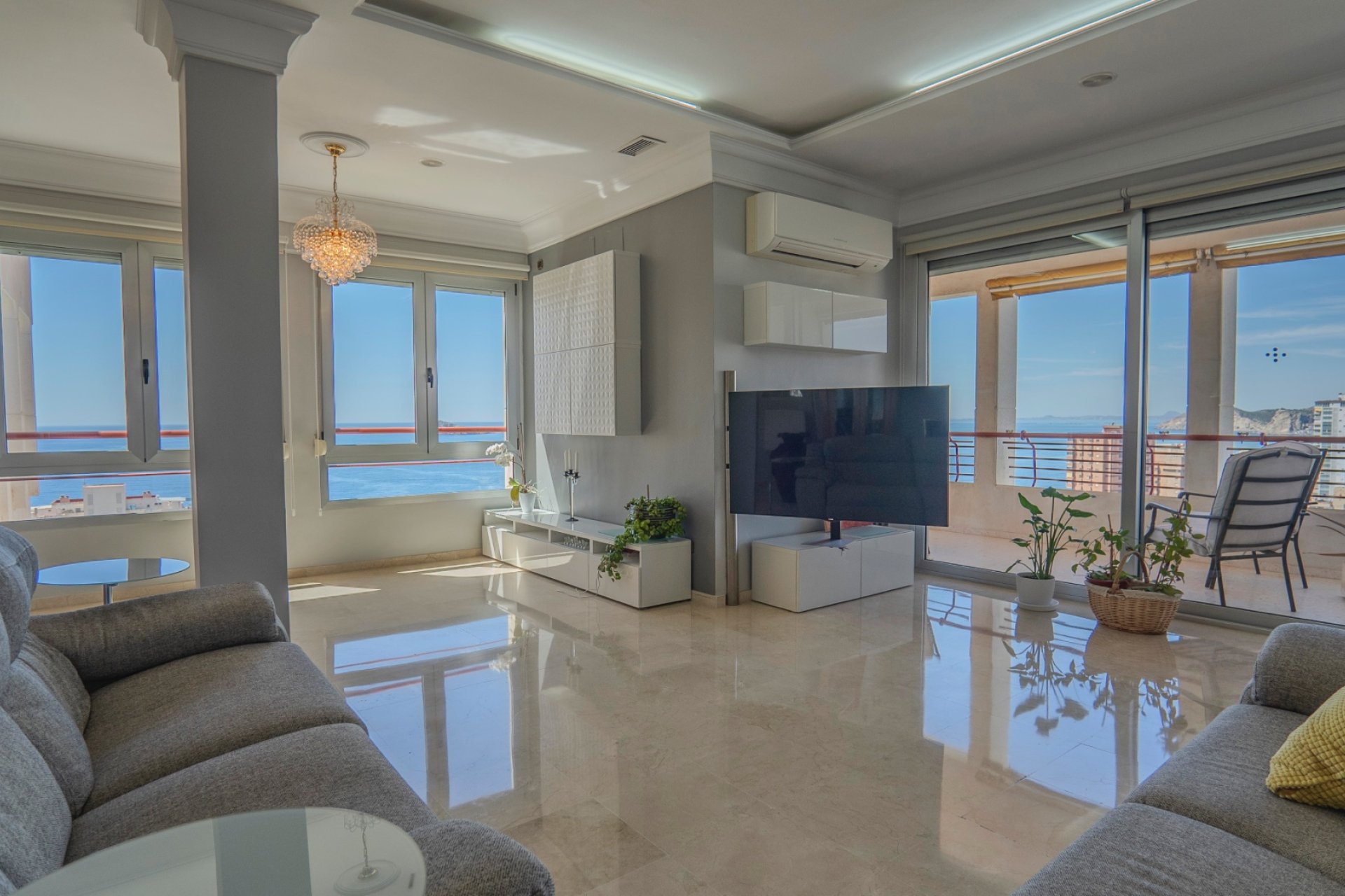 Uniek penthouse in Benidorm met 5 slaapkamers, zeezicht en luxe afwerking