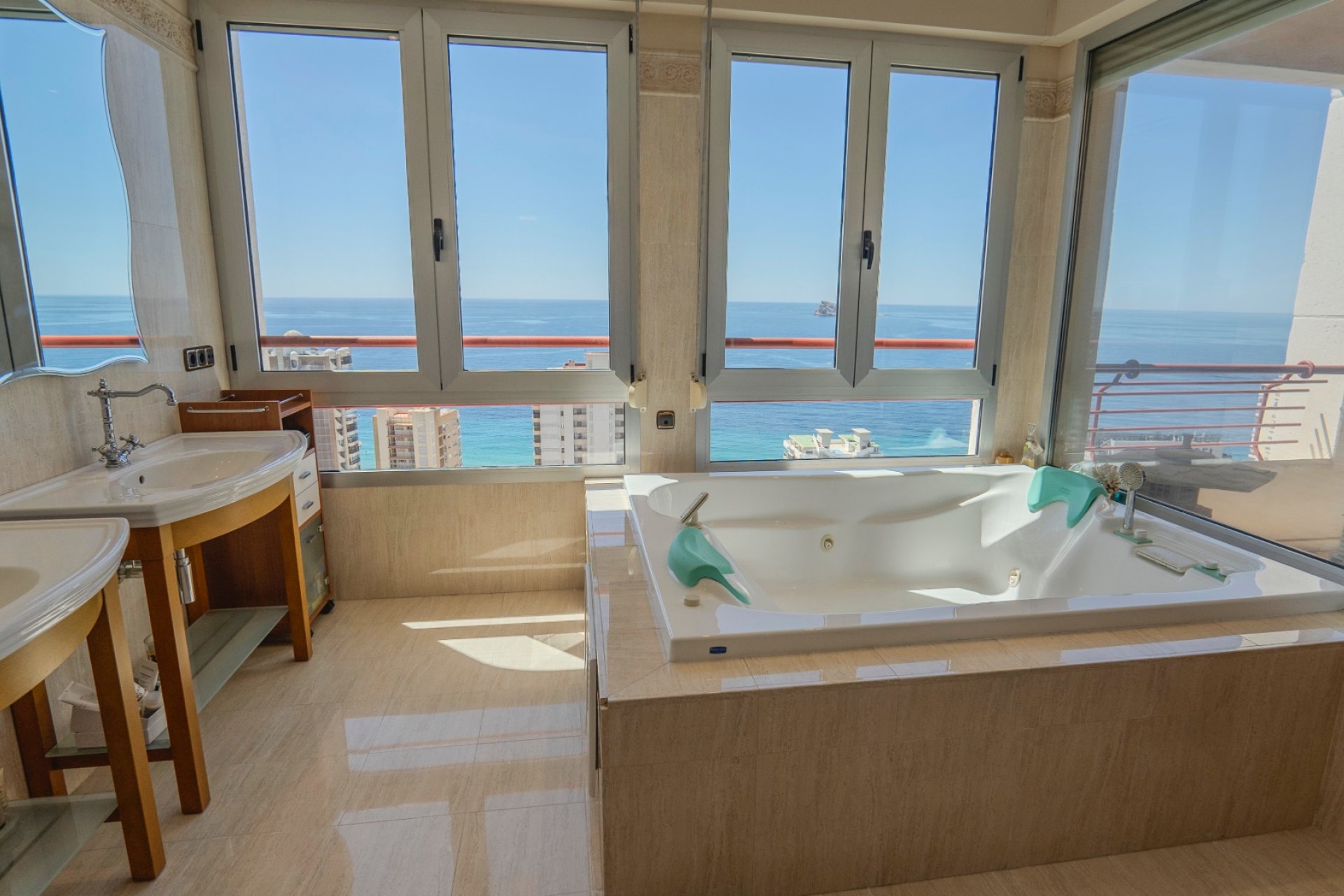 Unique 5-bedroom penthouse in Benidorm with ocean views and luxury finishes