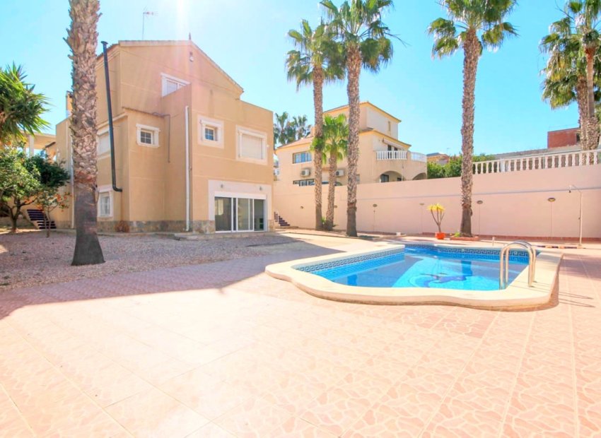 Villa - Bestaande bouw -
            Orihuela Costa - CO-49198