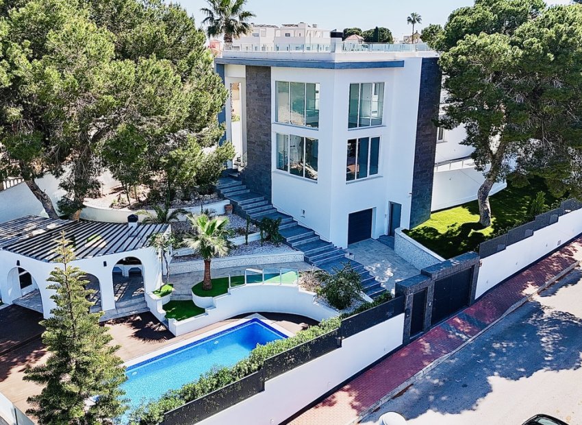 Villa - Bestaande bouw -
            Torrevieja - CO-23739