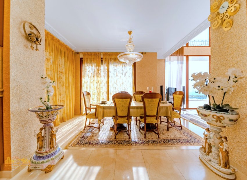 Villa clásica de lujo con vistas al mar, piscina privada y 5 dormitorios en Altea Hills