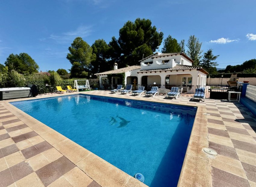 Villa de lujo con piscina privada, pista de tenis y vistas panorámicas en Castalla