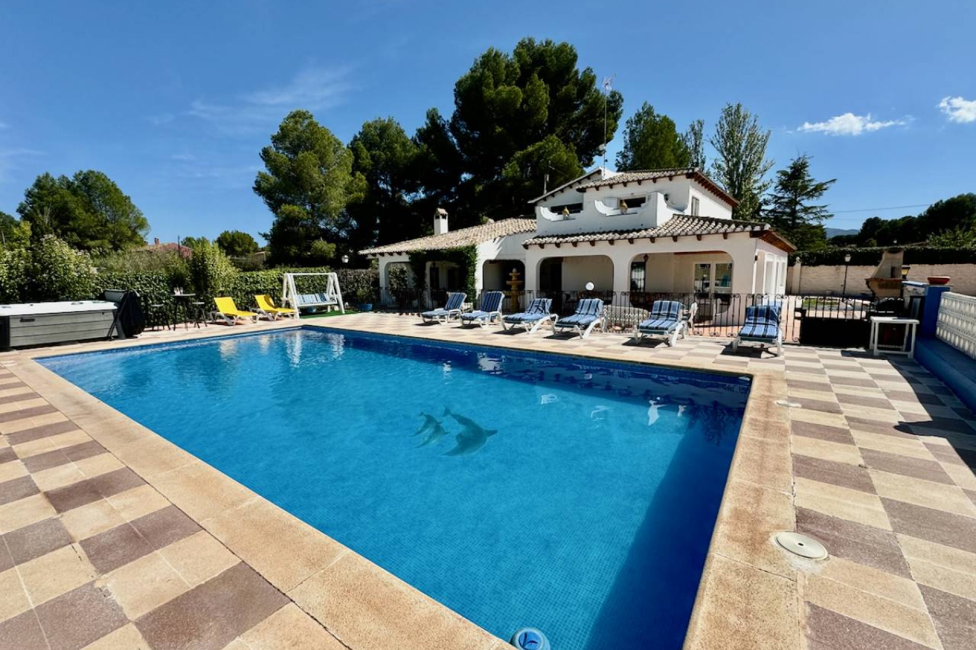 Villa de lujo con piscina privada, pista de tenis y vistas panorámicas en Castalla